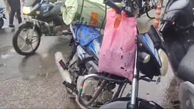 शाजापुर: ट्रैफिक पाइंट शाजापुर पर चार पहिया वाहन ने मोटरसाइकिल को मारी टक्कर, एक युवक हुआ घायल