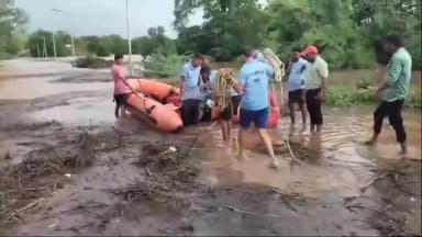 पवई: पन्ना: गौशाला से आधा दर्जन लोगों को एसडीआरएफ की टीम ने किया रेस्क्यू
सुरक्षित स्थानों पर छोड़ा गया