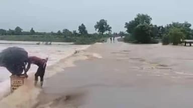 पवई: अमानगंज सिमरिया मुख्य सड़क मार्ग हुआ बंद, तिघरा पुल के ऊपर से बह रहा पानी