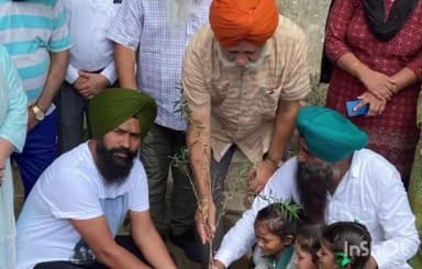 ਐਸਏਐਸ ਨਗਰ ਮੁਹਾਲੀ: ਪੀਪਲ ਮੰਚ ਮੋਹਾਲੀ ਵੱਲੋਂ ਅੱਜ ਫੇਸ 10 ਦੇ ਸਰਕਾਰੀ ਐਲੀਮੈਂਟਰੀ ਅਤੇ ਪ੍ਰਾਈਮਰੀ ਸਕੂਲ ਮੋਹਾਲੀ ਵਿਖੇ ਛਾਂਦਾਰ ਤੇ ਫਲਦਾਰ ਬੂਟੇ ਲਗਾਏ ਗਏ