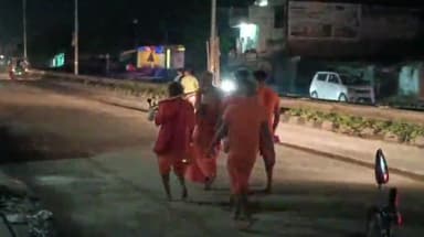 बारा: श्रावण मास के दौरान यमुनापार क्षेत्र में राजमार्ग पर नही जलती स्ट्रीट लाइटें,अंधेरे में जलाभिषेक के लिए जा रहे कांवरिया