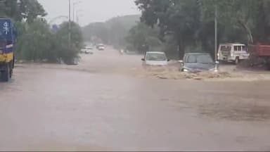 रॉबर्ट्सगंज: सोनभद्र में तीन दिनों की मूसलाधार बारिश के कारण ओबरा शारदा मंजिल रोड हुआ जलमार्ग कई गाड़ियां फंसी, आवागमन प्रभावित