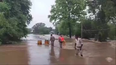 गुनौर: रात भर मूसलाधार बारिश होने के  चलते अमानगंज क्षेत्र के नदी नाले उफान स्थानीय प्रशासन लगातार कर रहा निरीक्षण