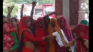 महरौनी: कोरवास निवासी महिलाओं ने गांव में बिक रही शराब को प्रबंधित कराए जाने को लेकर महरौनी तहसील परिसर में किया विरोध प्रदर्शन