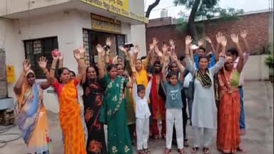 मैनपुरी: ज्योति रोड पर विद्युत कनेक्शन न मिलने से परेशान स्थानीय लोगों ने अधिशासी अभियंता कार्यालय का किया घेराव