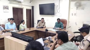 भिंड नगर: कलेक्ट्रेट कक्ष में कलेक्टर ने अधिकारियों के साथ साप्ताहिक समय सीमा पत्रों की ली समीक्षा बैठक