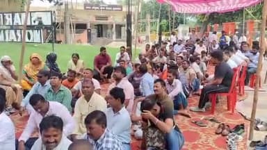 मुरादाबाद: विभिन्न मांगों को लेकर सोमवार को सफाई कर्मचारियों ने स्मार्ट सिटी कार्यालय के बाहर,  एक दिवसीय धरना प्रदर्शन किया