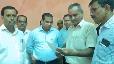 बिसवां: बिसवां में लायर्स एसोशिएशन ने एसडीएम को ज्ञापन देकर अधिवक्ता की हत्या का विरोध करते हुए वकीलों की सुरक्षा की मांग की