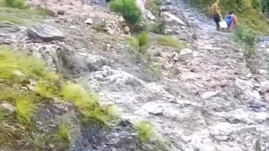 भटवाड़ी: गंगोत्री हाईवे पर नेताला के पास मलबे में फंसी कार, गंगोत्री हाइवे बंद।