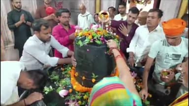 गोंडा: सावन के तीसरे सोमवार को शिव मंदिर में लगी भक्तों की भारी भीड़, दुखहरनाथ व पृथ्वीनाथ शिव मंदिर में  हो रहा है  जलाभिषेक