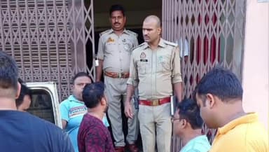 सुल्तानपुर: दरियापुर तिराहे पर महिला ने किया आत्महत्या, ग्रिल में रस्सी के सहारे लटकता मिला शव