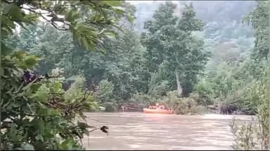 बटियागढ़: बेबस नदी की बाढ़ में फंसे 2 युवकों का केरबना चौकी पुलिस और sdrf ने किया रेस्क्यू,सुरक्षित निकाला