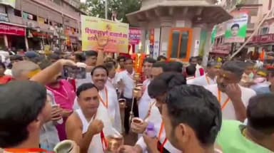 नाग केसर मिश्रित 84 घाट 12 कुंड के जल से विश्वनाथ गली के व्यापारियों ने काशी विश्वनाथ का किया जलाभिषेक