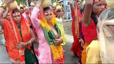 लखीसराय: , शहर के नया बाजार पचना रोड संसार पोखर से श्री रामकथा यज्ञ के आयोजन को लेकर निकाली गई भव्य कलश शोभायात्रा।