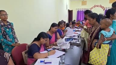 सिमडेगा: झारखंड मुख्यमंत्री मईया सम्मान योजना के तहत नगर परिषद कार्यालय में लगाए गए विशेष शिविर में सर्वर डाउन बैरग लौटी महिलाएं