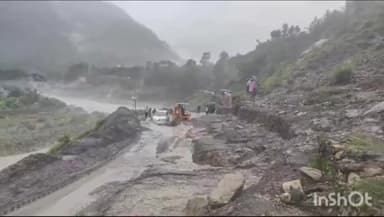 भटवाड़ी: गंगोत्री हाईवे नेताला के पास भारी मलबा आने अवरुद्ध, तीर्थयात्री सहित डीएम का वाहन फंसा।