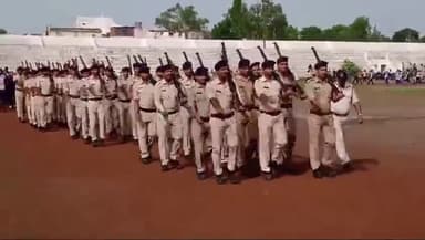 शाजापुर: स्वतंत्रता दिवस मुख्य समारोह के लिए शाजापुर के स्टेडियम मैदान में हो रहा परेड का अभ्यास