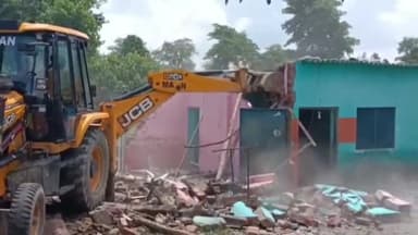 पूर्णागिरि: बनबसा में दुष्कर्म के आरोपी के आश्रयदाताओं के घरों पर गरजा सीएम धामी का बुलडोजर, एसडीएम के नेतृत्व में हटाए गए तीन घर