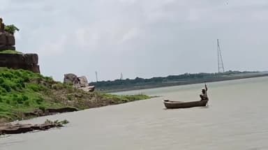 बारा: यमुना पार क्षेत्र में तेजी से बढ़ रहा जलस्तर,सुजावन देव मंदिर के पास पहुंचा यमुना नदी का पानी