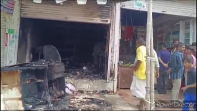 मेहगांव: गंज बाजार गोहद में अज्ञात कारणों के चलते दो दुकानों में लगी अचानक आग। लाखों रुपए का सामान जलकर हुआ राख।