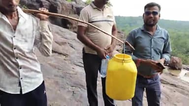 ब्यौहारी: आजादी के 75 साल बाद भी सड़क बिजली पानी को तरस रहे दाल के आदिवासी परिवार , 500 फुट नीचे पहाड़ से  लाते पानी