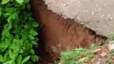 रॉबर्ट्सगंज: खोडवा पहाड़ स्थित महादेव के दर्शन करने जा रहे यात्रियों पर भूस्खलन का खतरा, मार्ग के नीचे से आधे से ज्यादा मिट्टी खिसकी