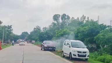 शाहबाद: शाहाबाद में सड़क पर खड़ी कार में लगी आग, समय रहते पाया गया काबू