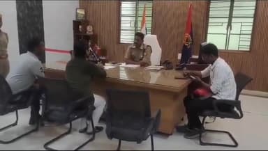 मऊ: बकवल स्थित एसपी कार्यालय में एसपी ने की जनसुनवाई, लगभग 22 मामलों के निस्तारण के दिए निर्देश