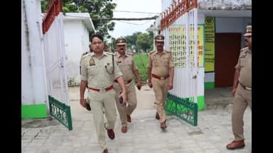 गोंडा: दत्तनगर बिसेन ग्राम पंचायत में उपचुनाव का हो रहा है मतदान, पुलिस अधीक्षक ने पुलिस बल के साथ पोलिंग बूथ का किया निरीक्षण