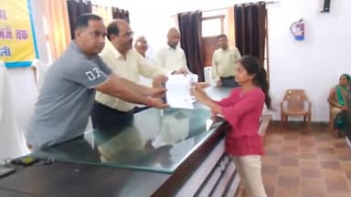 आंवला: तहसील सभागार में एसडीएम ने दैवीय आपदा के अंतर्गत घटित घटनाओं से पीड़ित लोगों को धनराशि का किया वितरण