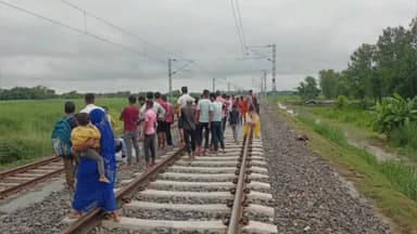 चनपटिया: चनपटिया कुमारबाग रेलखंड बनकट गांव के पास इंटरसिटी एक्सप्रेस ट्रेन से कटकर अज्ञात व्यक्ति की मौत जांच में जुटी पुलिस