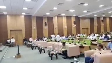 कांके: धुर्वा स्थित प्रोजेक्ट भवन में मुख्य निर्वाचन पदाधिकारी ने नगर निकायों के प्रशासकों के साथ की बैठक