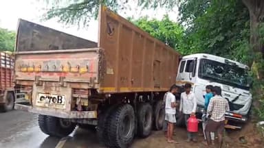 सासनी: आगरा अलीगढ़ नेशनल हाइवे के बाबा होटल के पास मैक्स बचाने के प्रयास में ट्रक ट्रेलर पेड़ से टकराकर हुआ क्षतिग्रस्त