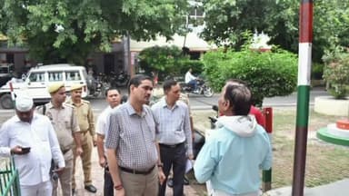 बुलंदशहर: जिलाधिकारी ने कलेक्ट्रेट कार्यालय के विभिन्न पटलों का किया औचक निरीक्षण