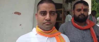 मऊ: जिला कलेक्ट्रेट में विश्व हिंदू महासंघ के सदस्यों ने आपूर्ति विभाग पर भ्रष्टाचार का आरोप लगाकर डीएम को सौंपा ज्ञापन