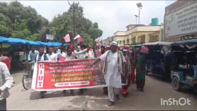 बेगूसराय: DEO कार्यालय के समक्ष रात्रि प्रहरी एवं सफाई कर्मियों ने किया प्रदर्शन, वेतन भुगतान करने का किया मांग