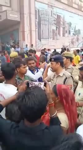 बाबतपुर एयरपोर्ट पर धरना प्रदर्शन कर रहे हैं पीड़ित परिवार से मिलने पहुंचे एडिशनल एसपी आकाश पटेल जी पूर्व जिला प्रभारी जिलाध्यक्ष लव कुश साहनी जी