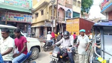 शिवहर: सब्जी मंडी से लेकर रजिस्ट्री चौक तक लगा भीषण जाम, ट्रैफिक पुलिस के द्वारा हटाया गया जाम