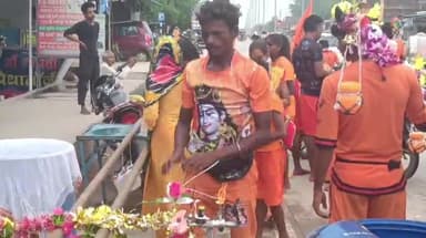 बारा: नाग पंचमी पर्व के चलते यमुनापार क्षेत्र में उमड़ी कांवड़ियों की भारी भीड़,जगह-जगह कराया गया जलपान