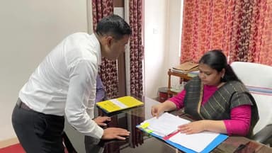 हज़ारीबाग: उपायुक्त ने किया जिला कोषागार कार्यालय का निरीक्षण,महत्वपूर्ण फाइलों समेत स्ट्रॉन्ग रूम का किया जांच।