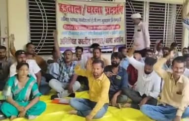 गोंडा: झंझरी ब्लॉक परिसर में ग्राम रोजगार सेवक संघ के बैनर तले रोजगार सेवकों ने मानदेय को लेकर किया धरना प्रदर्शन