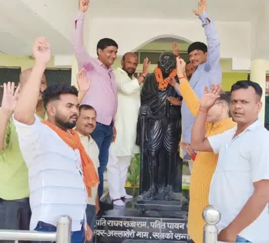 #भारत_छोड़ो_आंदोलन की वर्षगांठ पर महात्मा गांधी जी को कार्यकर्ताओं के साथ नमन किया!
#QuitIndiaMovement
