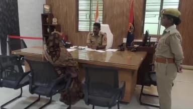 मऊ: बकवल स्थित एसपी कार्यालय में एसपी इलामारन द्वारा की गई जनसुनवाई, लगभग 18 मामलों का निस्तारण करने के दिए निर्देश