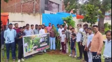 धौलपुर: शहर के गांधी पार्क में युवा कांग्रेस कार्यकर्ताओं ने मनाया 64 वां स्थापना दिवस