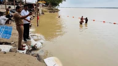 सिराथू: गंगा के बढ़ते जलस्तर को लेकर प्रशासन अलर्ट, कड़ा पहुंचे SDM और सीओ ने गंगा स्नान करने वाले लोगों को दिए जरूरी निर्देश