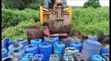 समुद्रपूर: शिवणी पारधी बेड्यावरील गावठी दारू भट्टीवर पोलिसांनी कारवाई करुन ३ लाख ३५ हजार रुपये किंमतीचा मुद्देमाल केला नष्ट