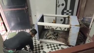 पुष्कर: मिरशाली इंदिरा कॉलोनी में निकला इंडियन ब्लैक कोबरा, पुष्कर के कोबरा टीम के सुखदेव भट्ट को दी जानकारी