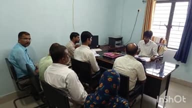 शिवहर: पिपराही प्रखंड कार्यालय में बीडीओ ने आवास सहायक के साथ की बैठक, पैसे लेकर घर नहीं बनाने वाले पर कार्रवाई करने का निर्देश