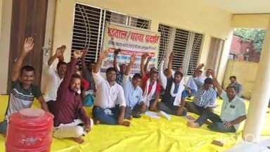 गोंडा: झंझरी ब्लॉक परिसर में मानदेय भुगतान की मांग को लेकर धरने पर बैठे रोजगार सेवकों का दूसरे दिन धरना प्रदर्शन समाप्त