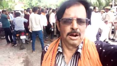 बेसिक विद्यालय शिक्षक संघने प्रदर्शन करते हुए जिलामुख्यालय पहुंचकर अपनी विभिन्न मांगोंको लेकर एकमांगपत्र प्रशासन को दिया